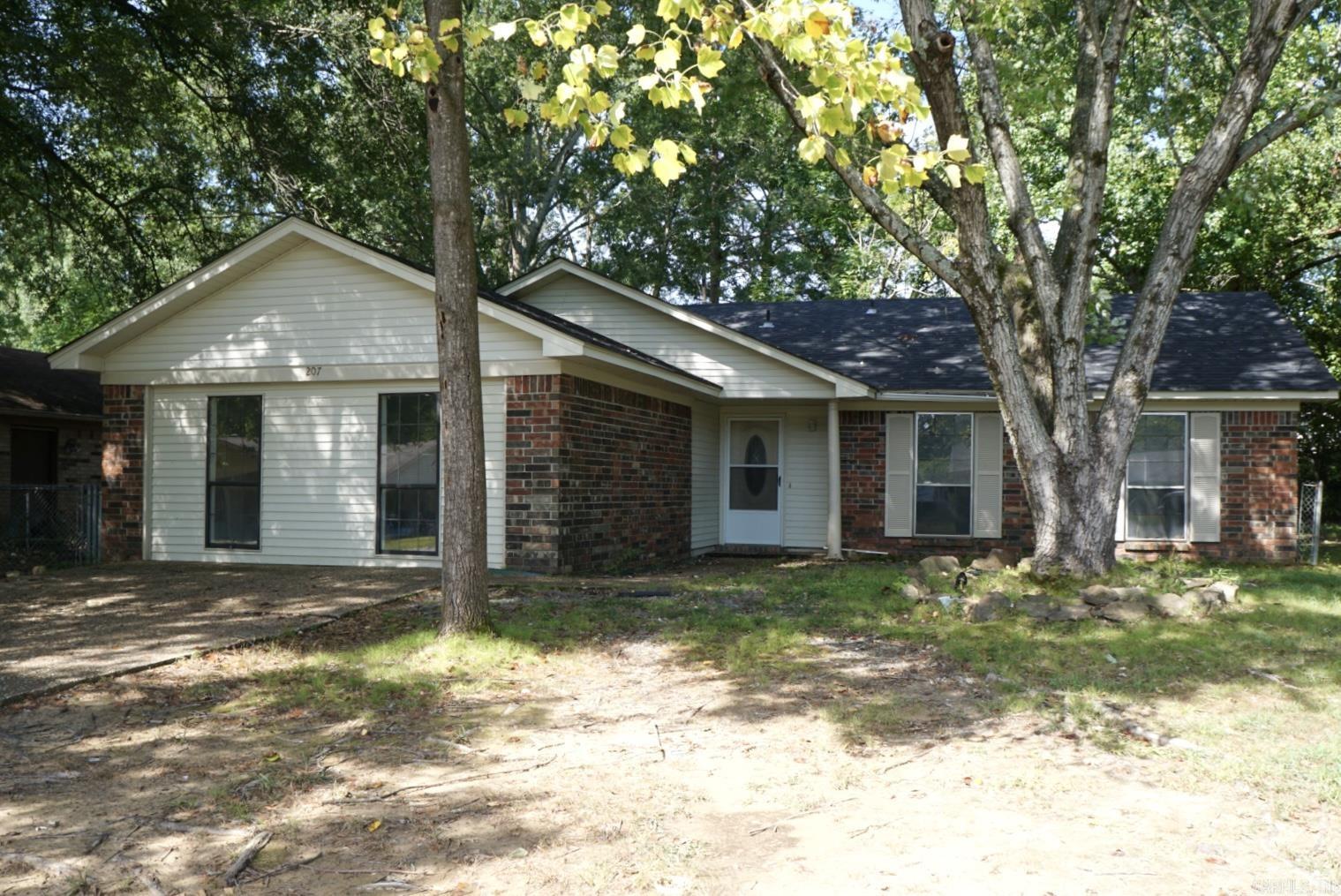COUNTRY CLUB MANOR - Residential