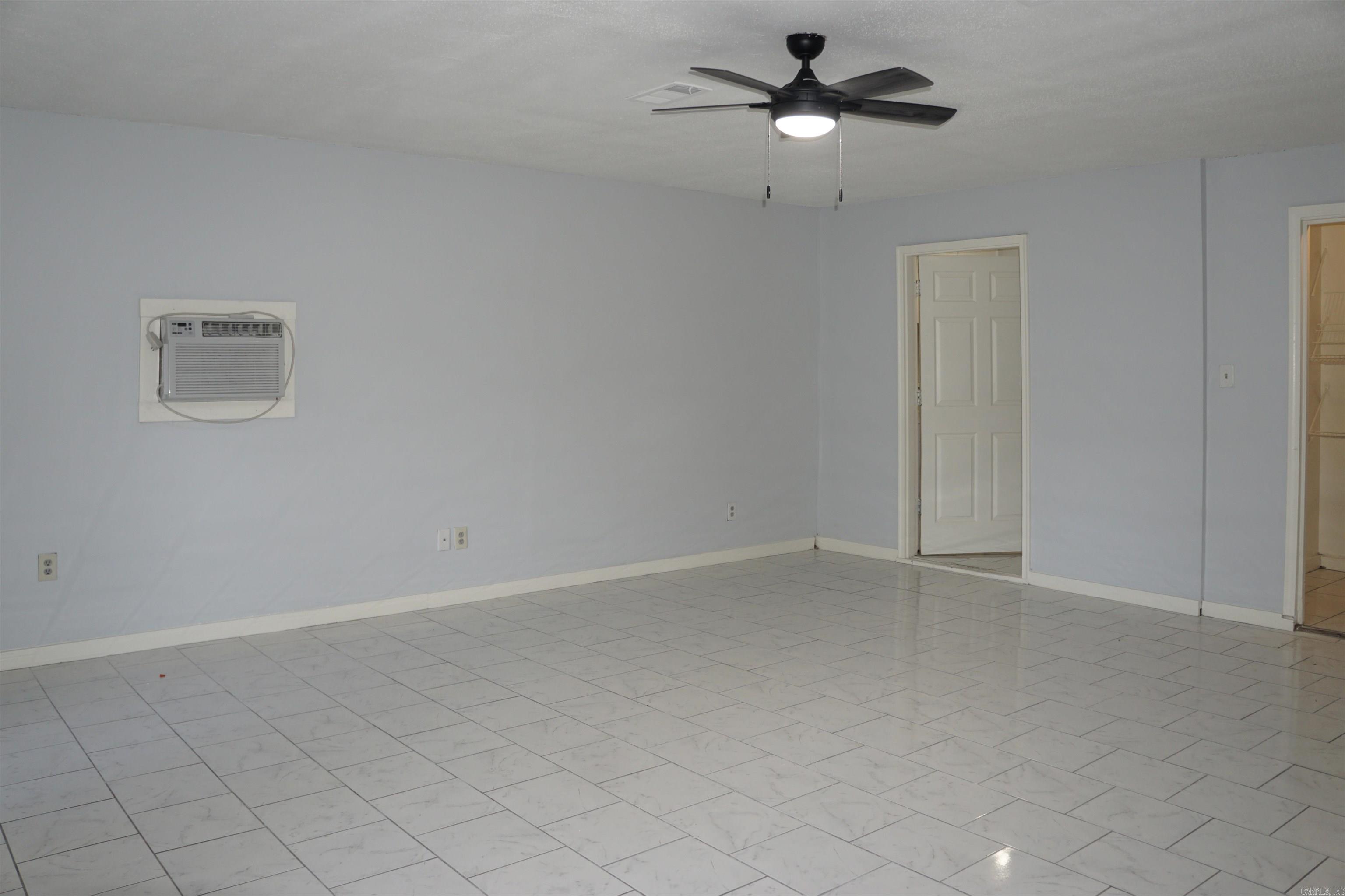 COUNTRY CLUB MANOR - Residential