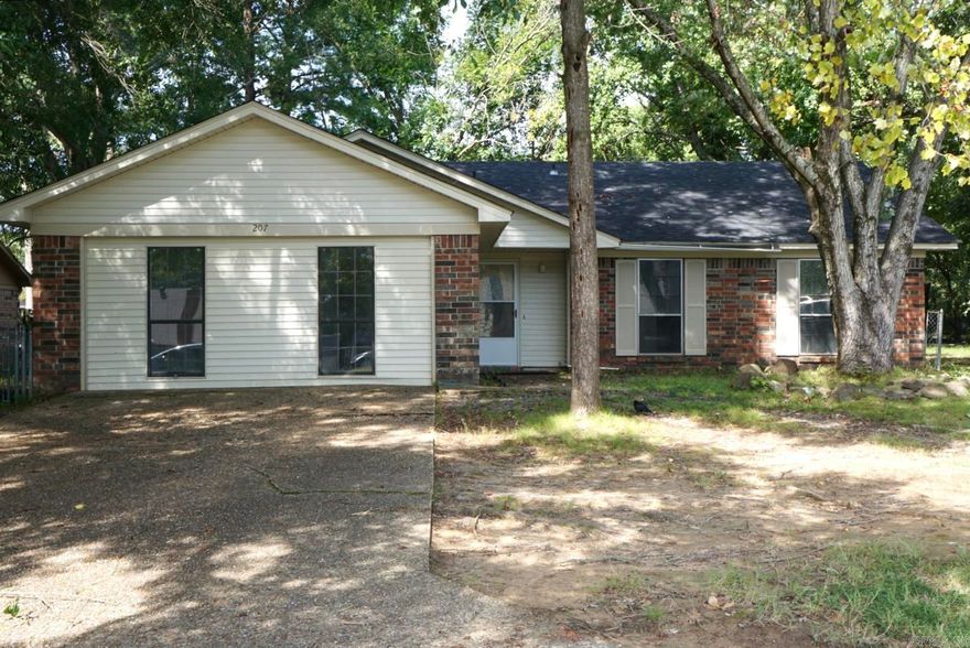 Discover your new home! This charming 4-bedroom, 2-bath residence offers approximately 1900 square feet of comfortable living space.  Situated off of College Avenue, just minutes from UCA and surrounded by a variety of restaurants and amenities. Washer, dryer, and refrigerator to convey, making this home the ideal blend of comfort and accessibility. Don’t miss your chance to own this move-in ready property—schedule private showing today! *SEE AGENT REMARKS*