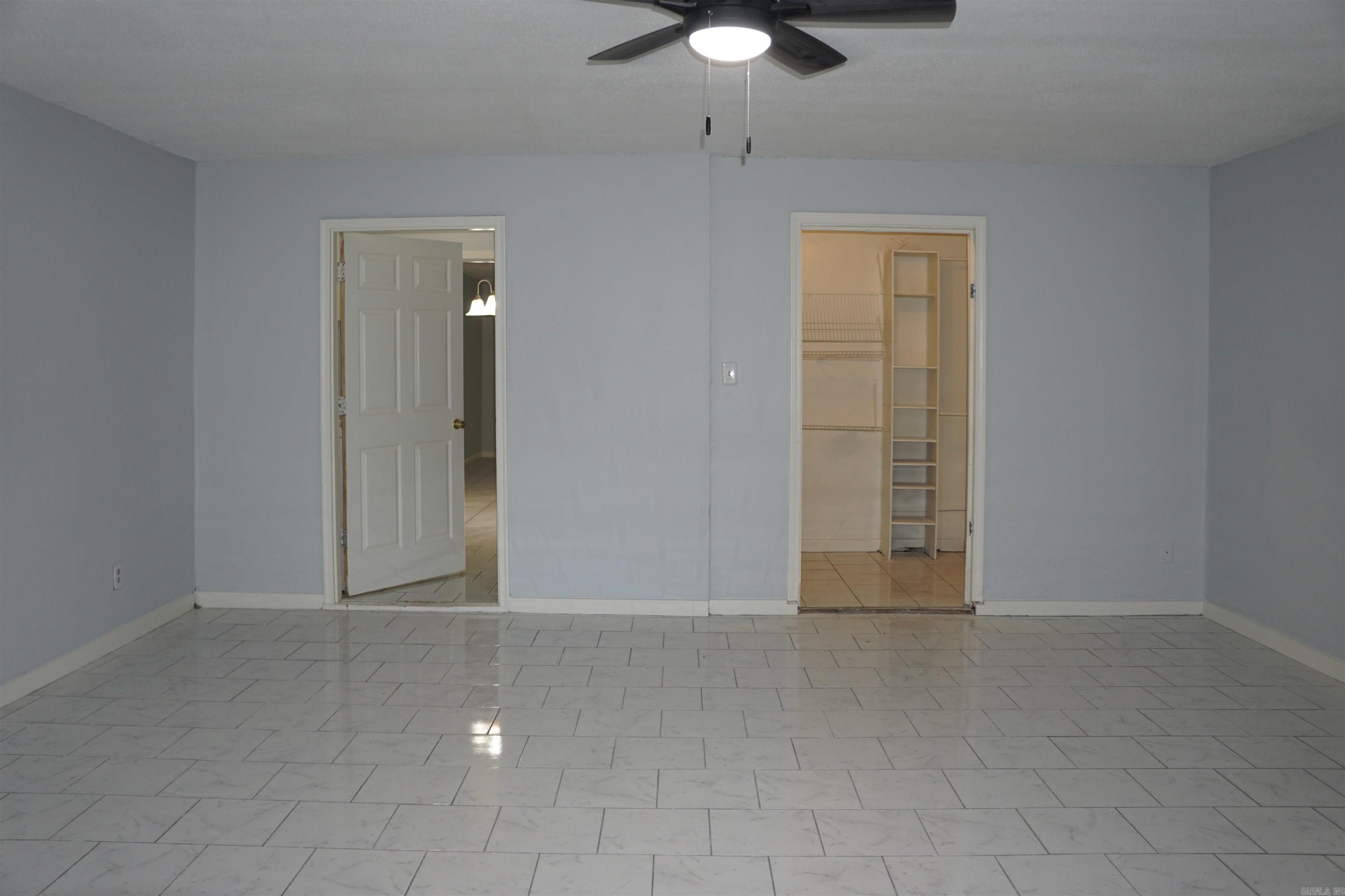 COUNTRY CLUB MANOR - Residential