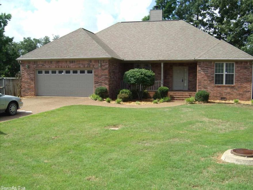 Great Home in one of the most attractive subdivisions in Heber Springs, Privacy fenced back yard, nice landscaping, back deck, 2 car garage, this home is like new condition, New hardwood Laminate flooring, New carpet,  almost all new paint, Stainless steel appliances 3 years old, Heat and air 3.5 years old, Hot water heater 2.5 years old, all at an affordable price. Priced to sell.
