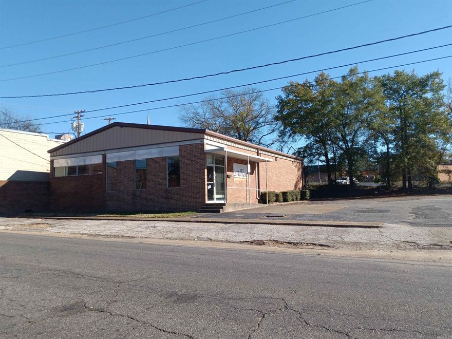 Price reduced to $125,000. Owner Financing Available.  Brick Office Building in very good condition featuring an open waiting area plus four private offices plus a kitchen/break room area. There are two restrooms and a large interior space in the center of the building. There is also a separate storage room and utility closet. This is the perfect building for a small or mid-sized medical practice, an insurance company, a law firm or business center.  It is located three blocks away from the Hot Spring County Courthouse.    Shown by appointment only. The building is vacant.  The listing agent has the key and will provide access for showings. Heat and Air Unit is only 5 years old. This is a low maintenance building with a brick exterior and metal roof.  Call to schedule an appointment to view this building in person.  Owner/Agent