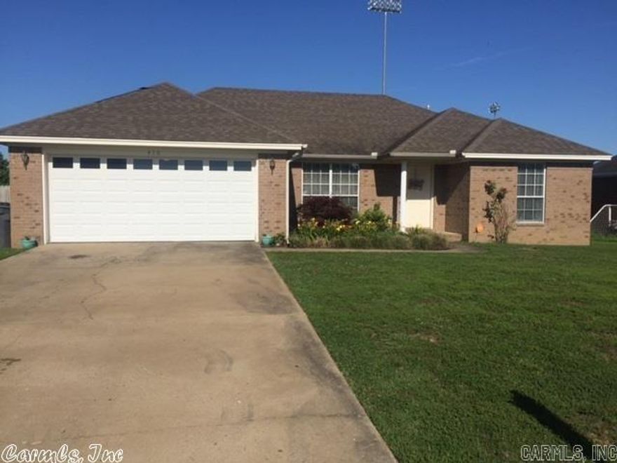 reat Floorplan! Spacious Living room has vaulted ceiling, open to dining area. Split bedroom floor plan with master bdrm suite with walk-in closet. Large 2 car garage. Two nice sized bedrooms on the other side of the home with hall bath