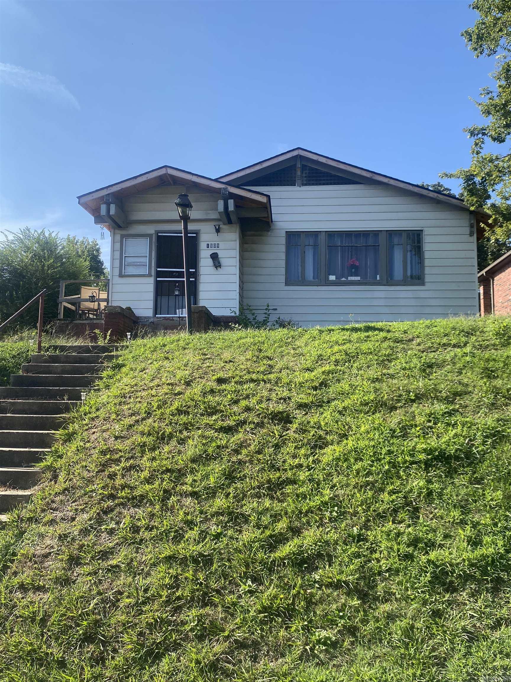 Make an appointment today to see this roomy house! Has tons of potential for investment or rental . Downtown location provides proximity to hospital, schools , and access to freeways. Make your appointment today ! SEE AGENT REMARKS