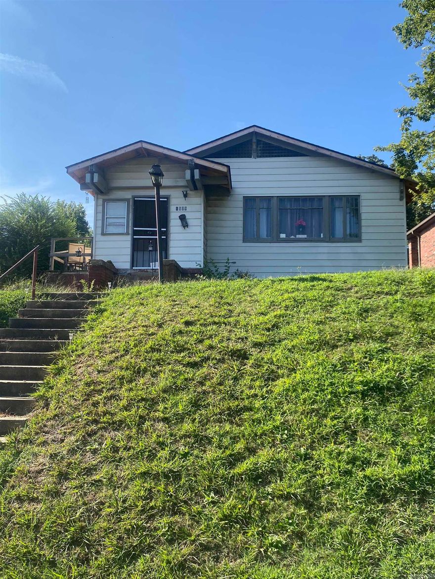 Make an appointment today to see this roomy house! Has tons of potential for investment or rental . Downtown location provides proximity to hospital, schools , and access to freeways. Make your appointment today ! SEE AGENT REMARKS