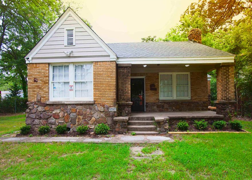 Come check out this 3bd/2ba in Little Rock! Hardwood flooring, beautiful kitchen cabinets. Lots of space throughout. Nice yard space both front and back yard! No SPD as seller has never lived in the property, all offers must have ( Buyer is aware there is a lease in place and agrees to all terms) 24hr notice required showings weekdays only 8:30am to 3:30pm   Agents see remarks