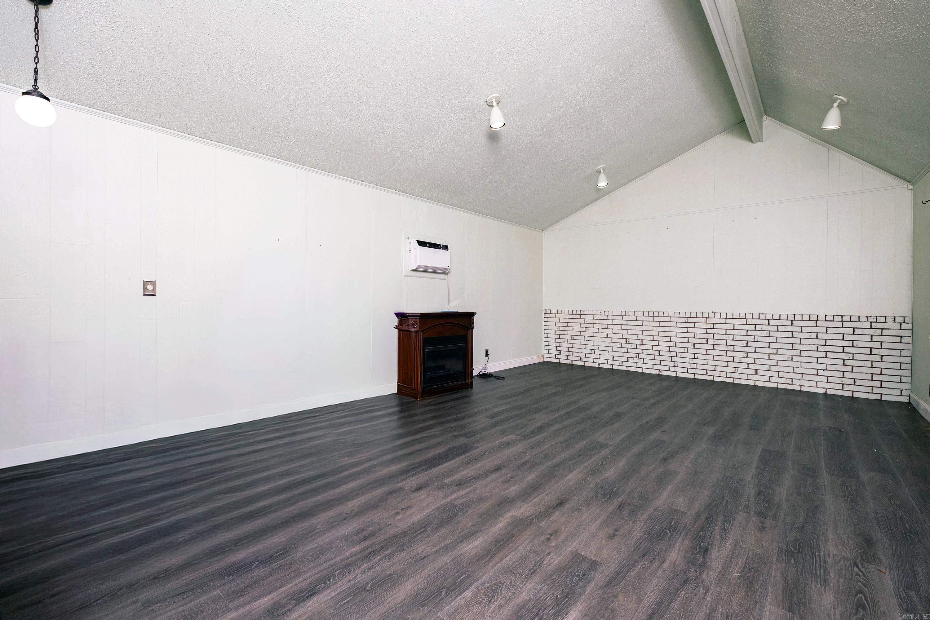 TOWN & COUNTRY ESTATES - Residential