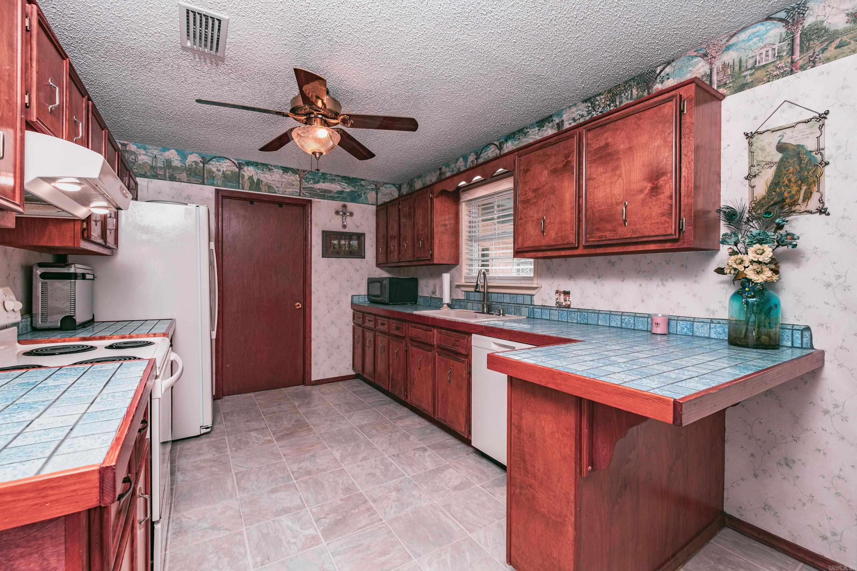 TOWN & COUNTRY ESTATES - Residential