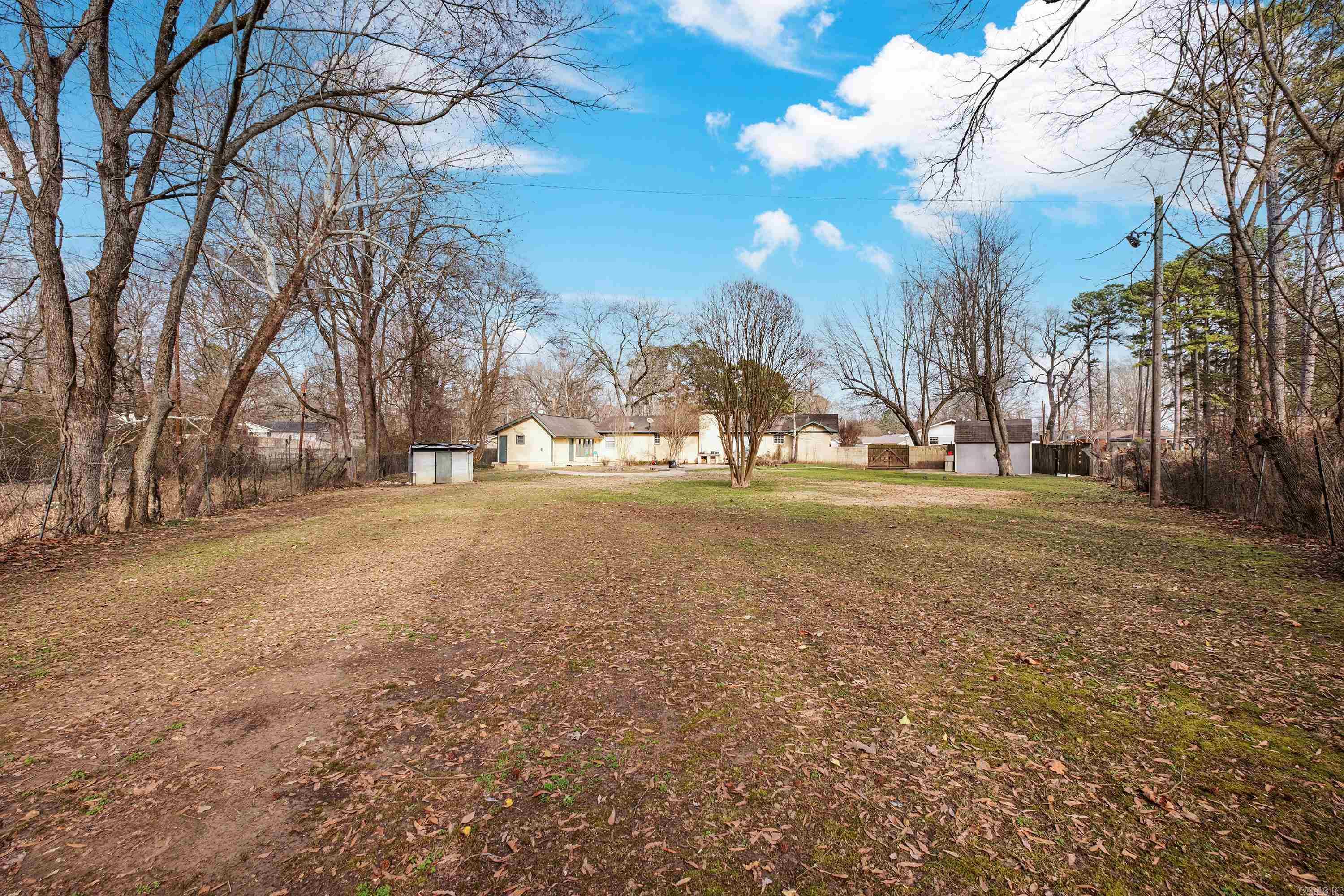 TOWN & COUNTRY ESTATES - Residential