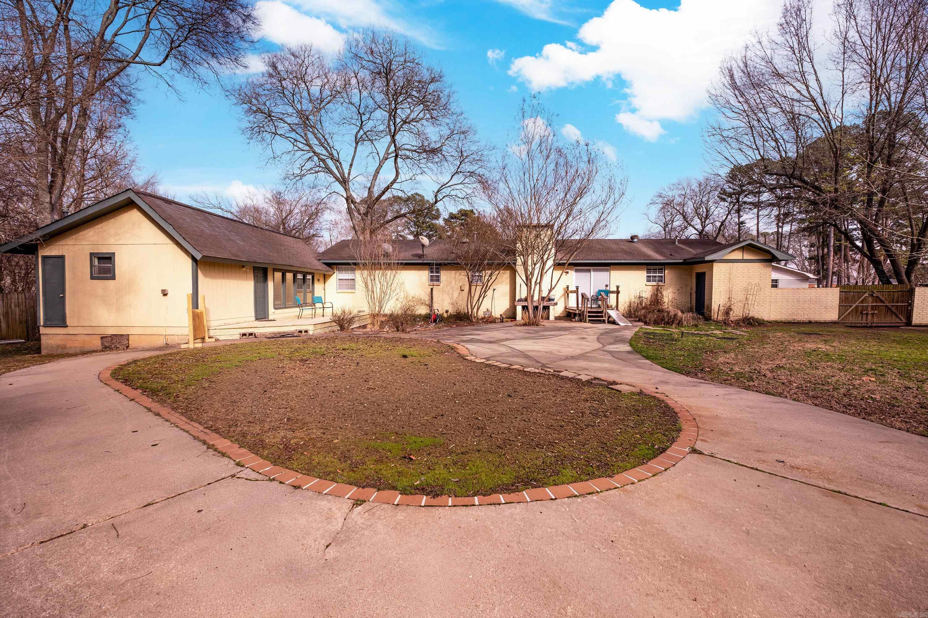 TOWN & COUNTRY ESTATES - Residential