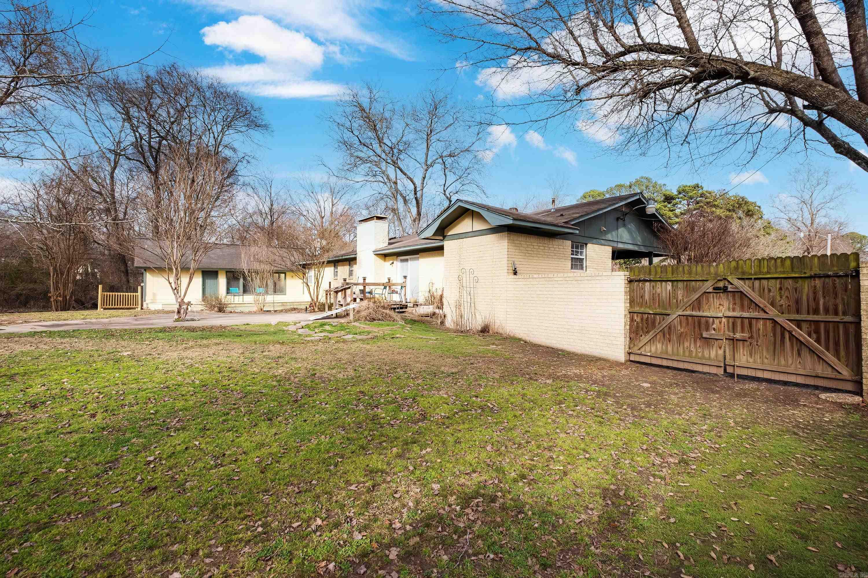 TOWN & COUNTRY ESTATES - Residential