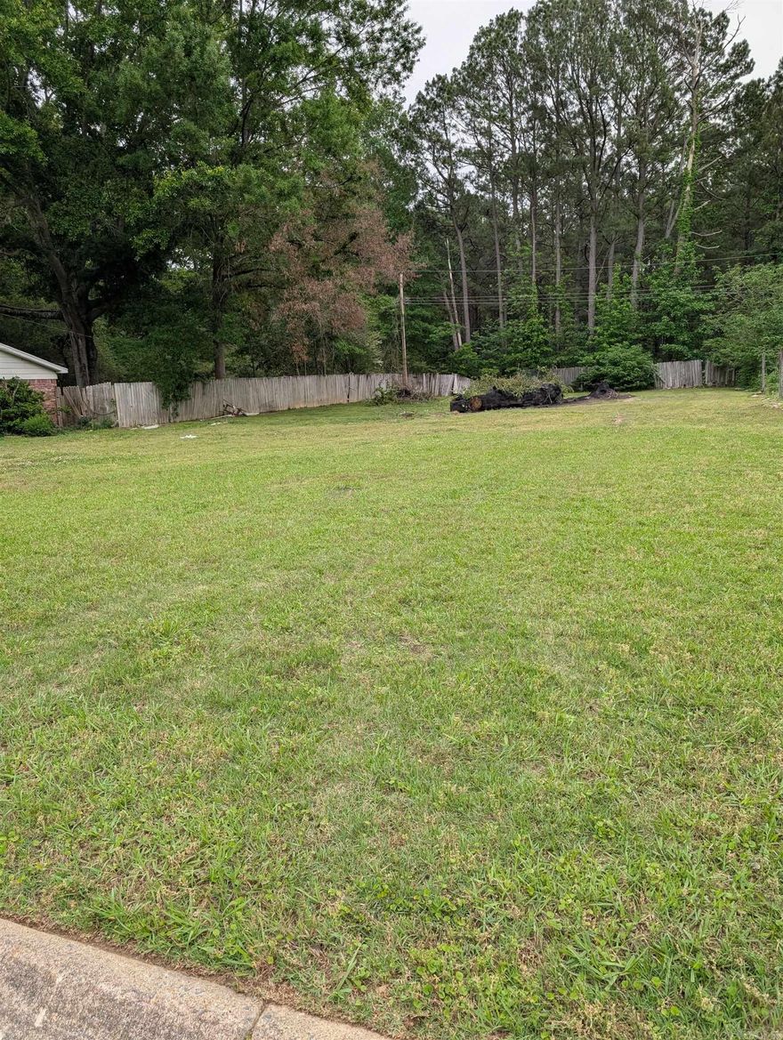 Great find! Looking for level lot in established neighborhood, then look no further!