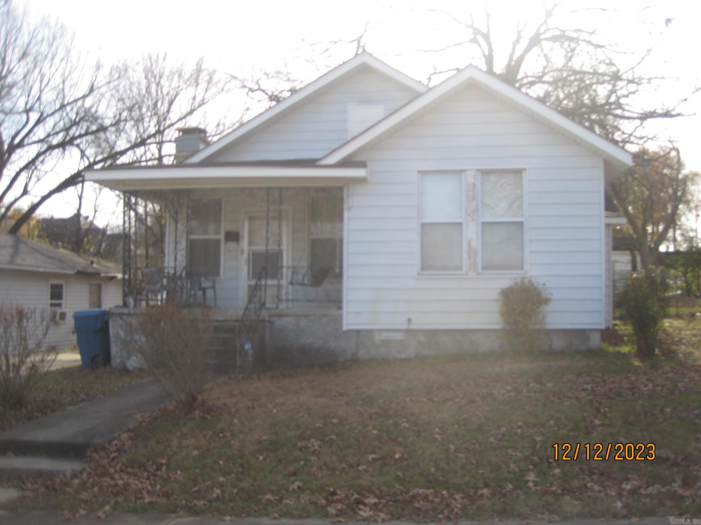 3Bd, 1Ba , formal living room, dinning room, lg kitchen, nice cabinets, siding, floor furnace, window units fenced back yard, open porch, roof 10ys. Investors welcome! Property sold "SOLD AS IS". Agents see remarks,