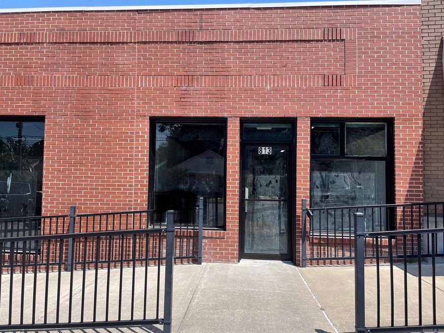 Completely remodeled this 850 sqft space has a full kitchen, private office and large lobby. Exposed painted ceiling beams and tile floors. Office of any kind would do well here!