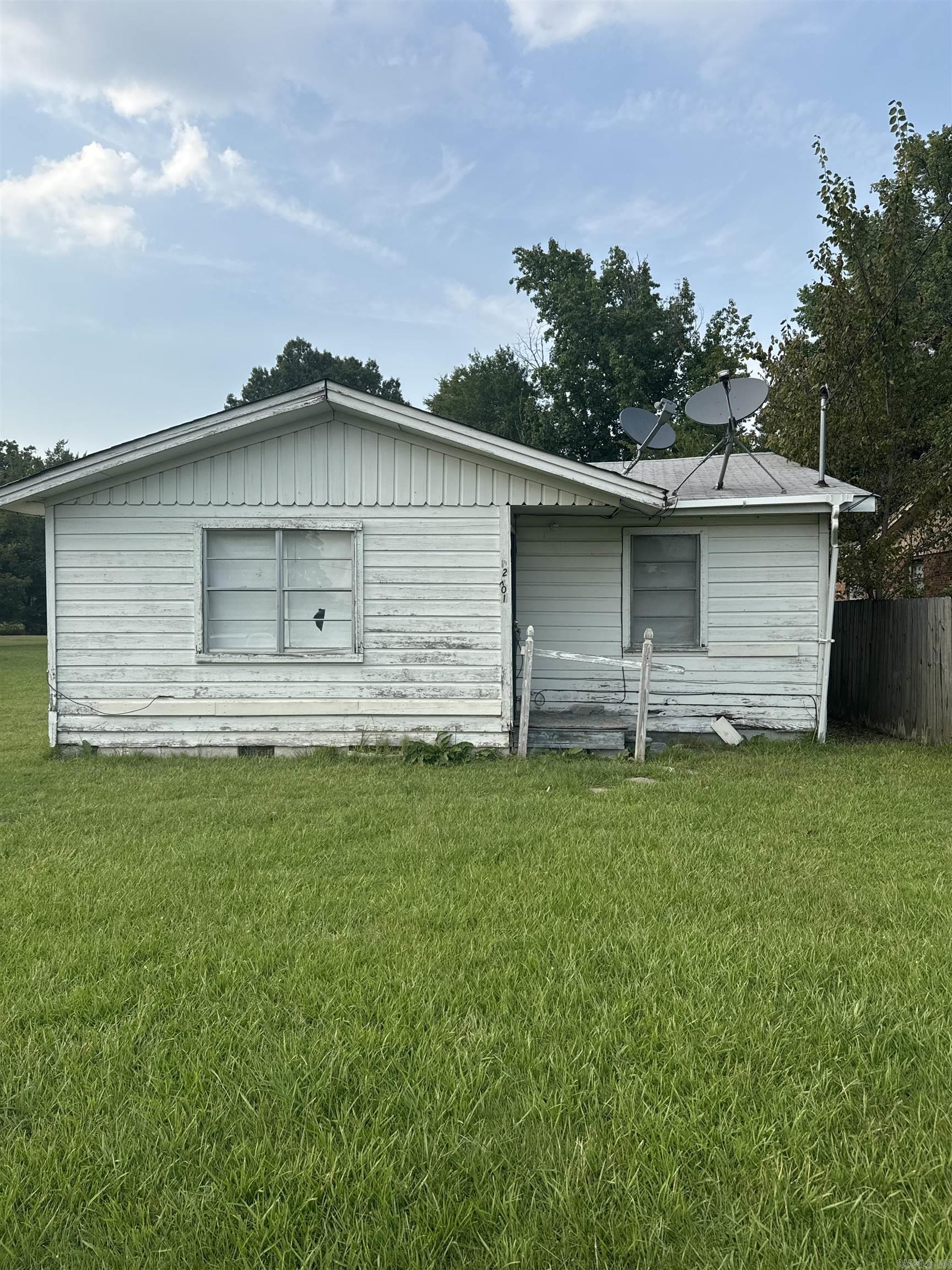 This 2 bedroom, 1 bath house is located at a 3 minutes distance from the University of Pine Bluff. This House also Comes With 0.15 acres land which is located on the right side of the house. Address to the land is 2705 W Pullen St.