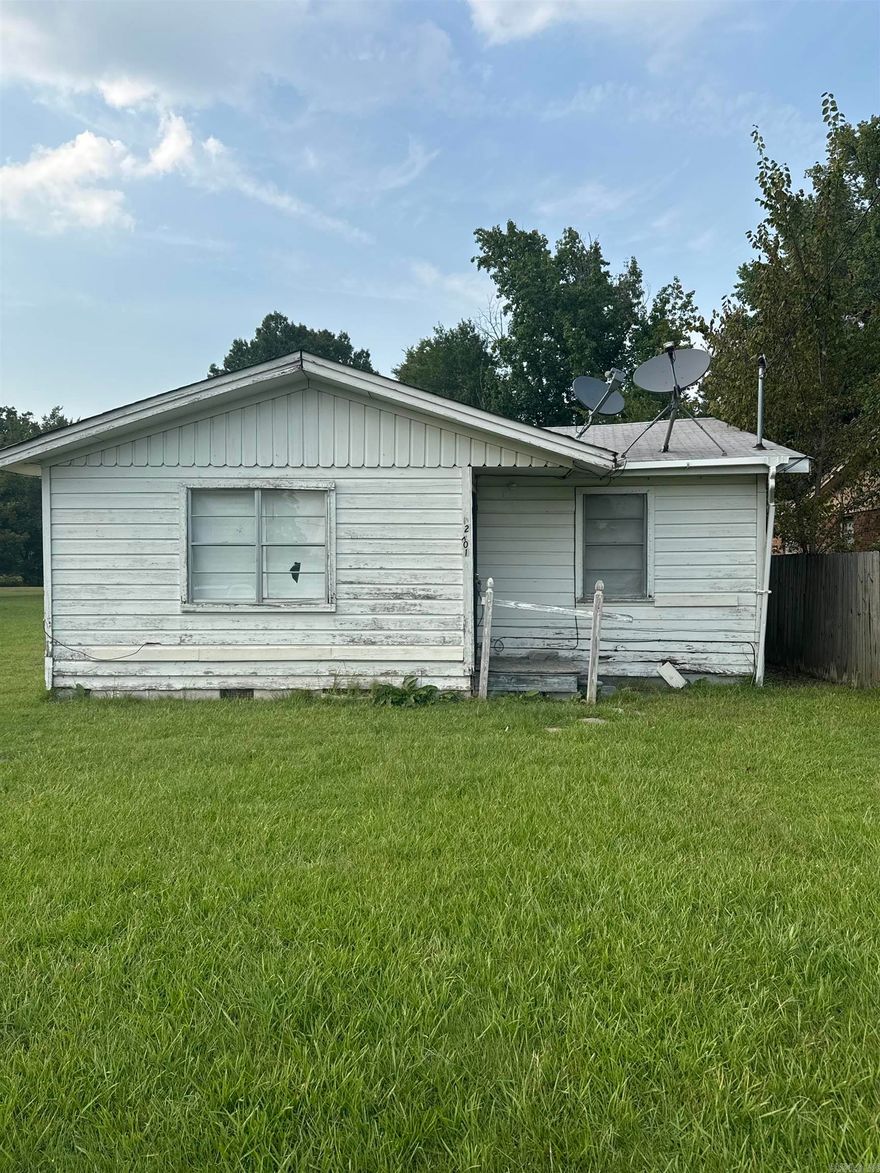 This 2 bedroom, 1 bath house is located at a 3 minutes distance from the University of Pine Bluff. This House also Comes With 0.15 acres land which is located on the right side of the house. Address to the land is 2705 W Pullen St.