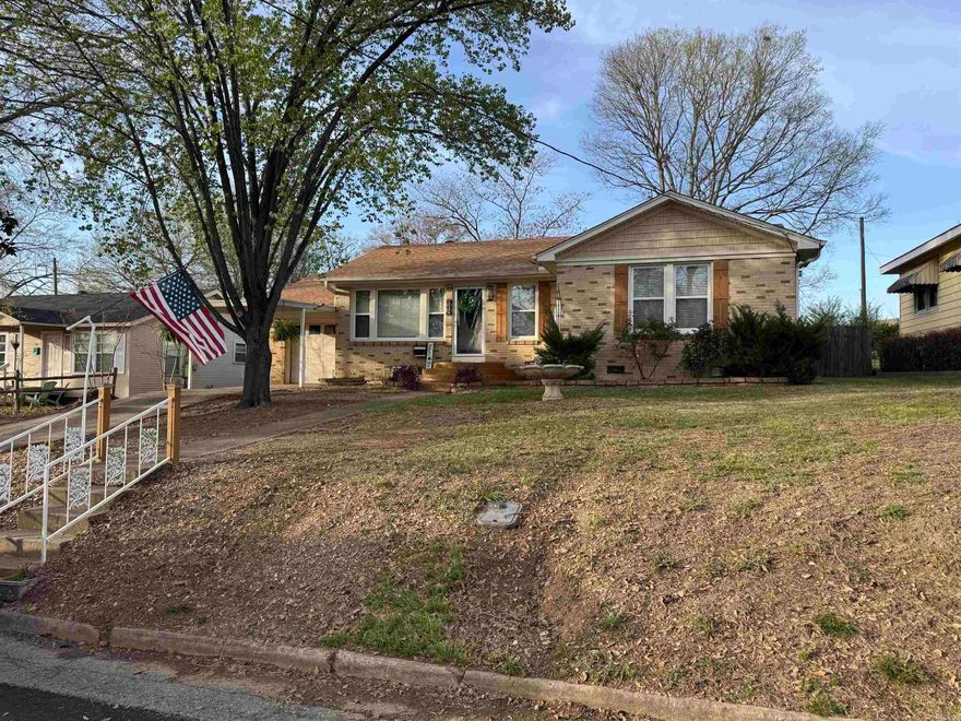 Beautiful home in Downton Benton. 3 bedroom 1 bath with original hardwood floors, separate den and living room, sun room, greenhouse, fully fenced yard and garage. Move in ready and within walking distance to Ringgold Elementary School. Don't miss out on this property. It won't last long.