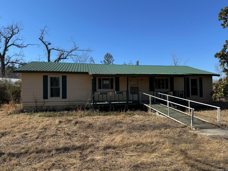 This 3 bedroom/2 bath home sitting on .57 ac/ml with a 32/40 shop may be just what you’re looking for. Located not far from the Norfork & White River access. This might be a great fishing vacation get away. Schedule a showing today.