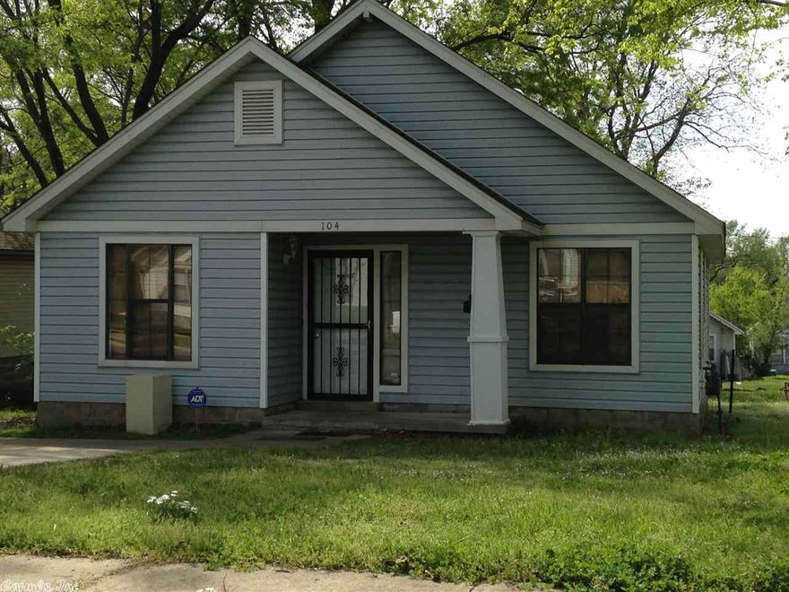 Centrally located in Little Rock, this home is just minutes from downtown, UALR, UAMS, AR Childrens Hospital, schools and shopping. This home is perfect for first-time homebuyer or investor.  This 3BR/1.5BA features a deck and huge yard. (See confidential remarks)