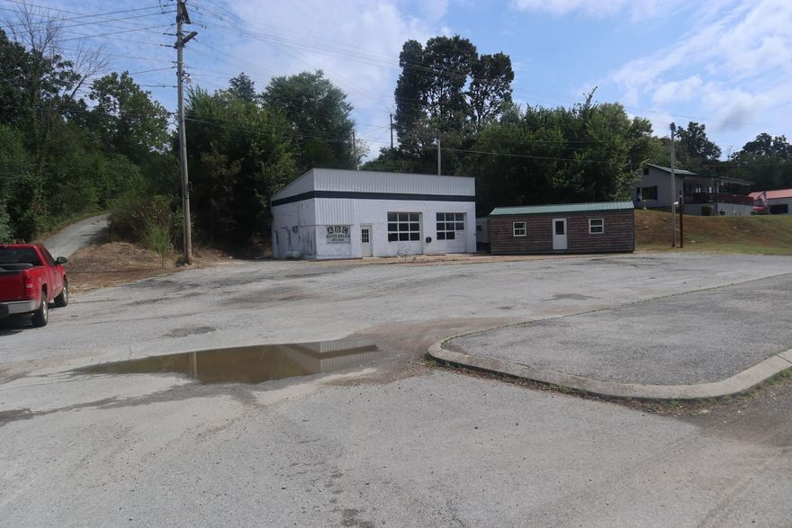 COMMERCIAL BUILDING WITH US HIGHWAY FRONTAGE FOR SALE SALEM AR  ?Property is located at 118 Hwy 62/412 E, Salem, AR.  This commercial building and lot has a great location on a major US Highway and near the intersection of Hwy 62/412 & Hwy 9. This is a high traffic area with great exposure. The building has approx. 1,056 sq ft of area. It would ideal for your new business adventures. Great potential for an income producing property.