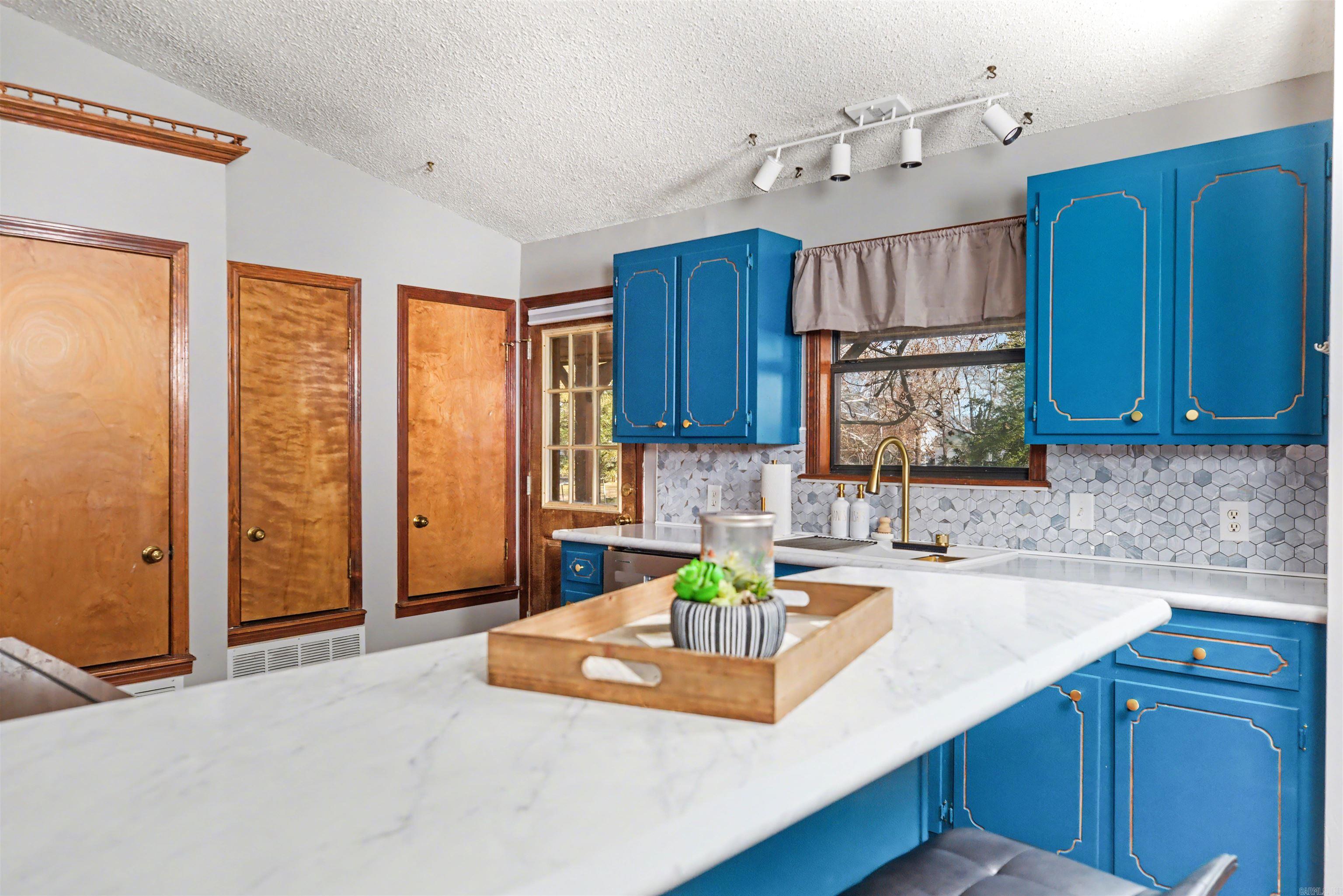 ISLAND HARBOR EST - Residential