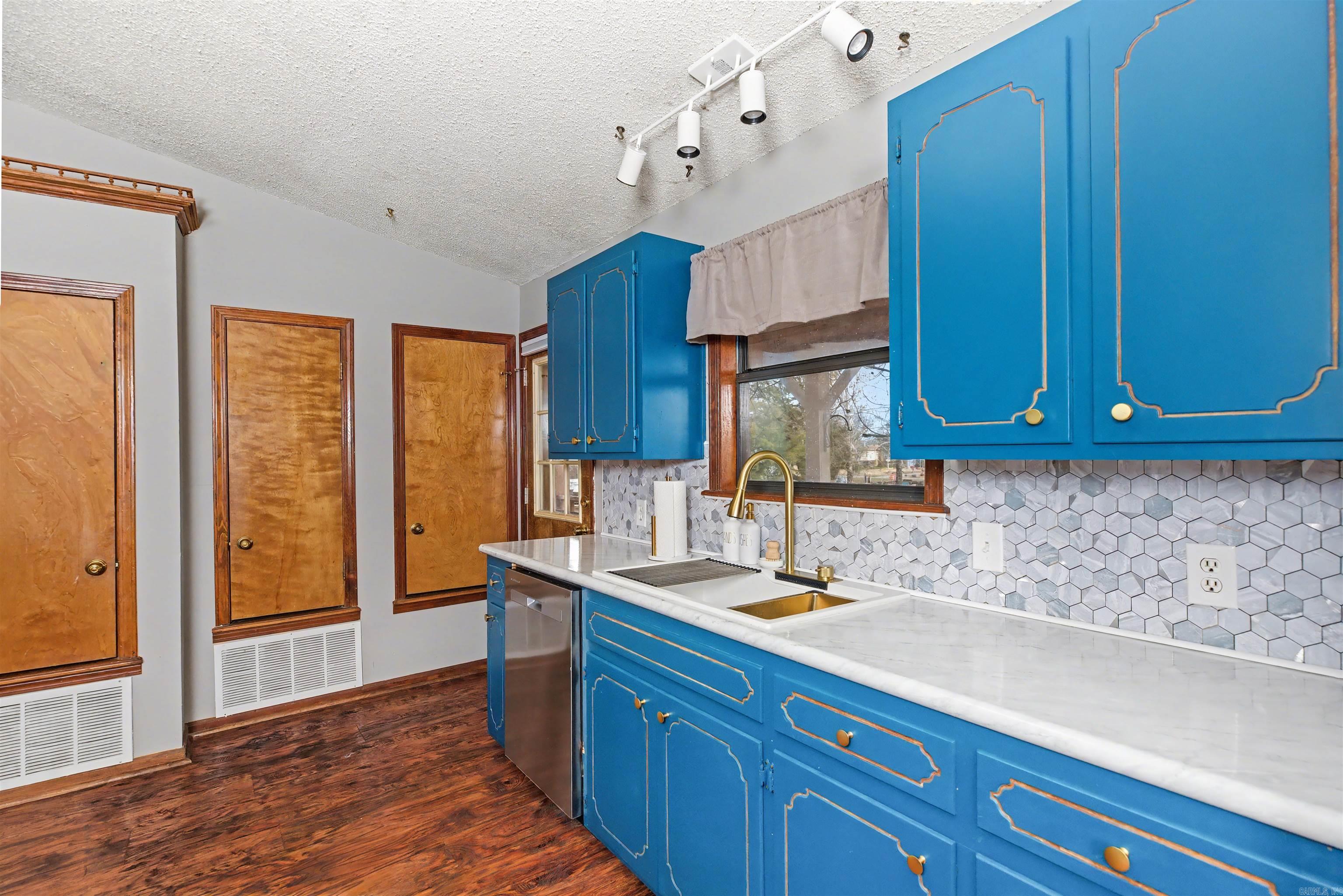 ISLAND HARBOR EST - Residential