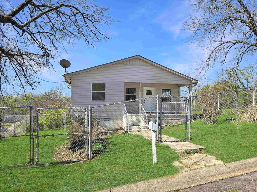 Newly remodeled 3 bed 1 bath home 2 minutes from downtown Hot Springs! Upgrades include a new HVAC system, appliances, paint, flooring, light fixtures and more! Located on a completely fenced corner lot on a quiet street. Roof is approximately 4 years old. 1 year limited home warranty included. This home is move in ready and a must see! Agents see remarks!