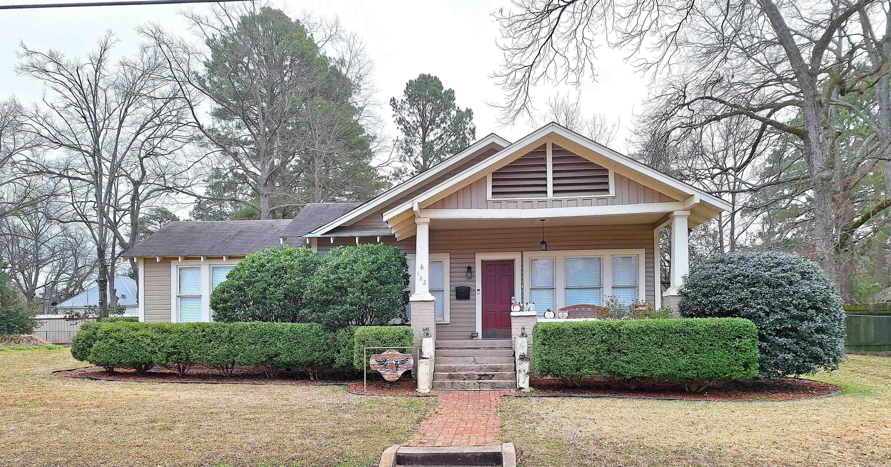 Welcome, This charming home offers a perfect blend of comfort and convenience in a prime location. Featuring spacious living areas, several updates and finishes, and a well-maintained interior, this property is ideal for anyone seeking a cozy and inviting space. With a beautifully landscaped yard and proximity to local amenities, and potential for additional usage with property and lot at 404 S Edwards, itās a must-see! Donāt miss the opportunity to make this house your homeāschedule a tour today!