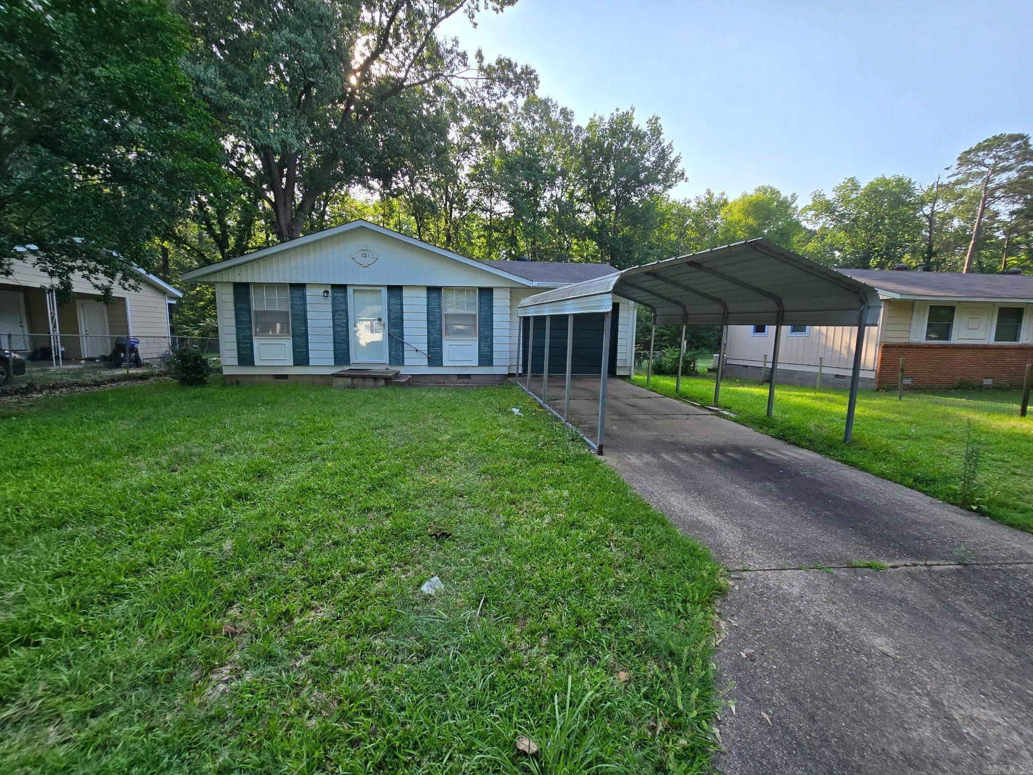 Welcome to 721 Edgehill Drive, a charming 3-bedroom, 1-bathroom home located in the vibrant community of Benton, AR. This home is equipped with essential amenities to ensure a comfortable living experience. The kitchen comes complete with a microwave and stove, perfect for preparing your favorite meals. A washer and dryer are also included, adding convenience to your daily routine. The property also features a carport, providing a secure space for your vehicle. With its thoughtful layout and practical features, 721 Edgehill Drive offers a blend of comfort and functionality that's hard to beat. Come and discover the potential of this wonderful home today!