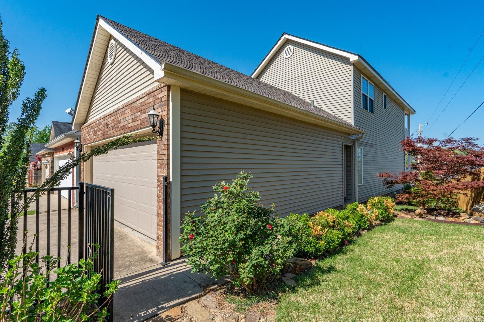 MAJESTIC LAKE VILLAGE TOWNHOMES - Residential