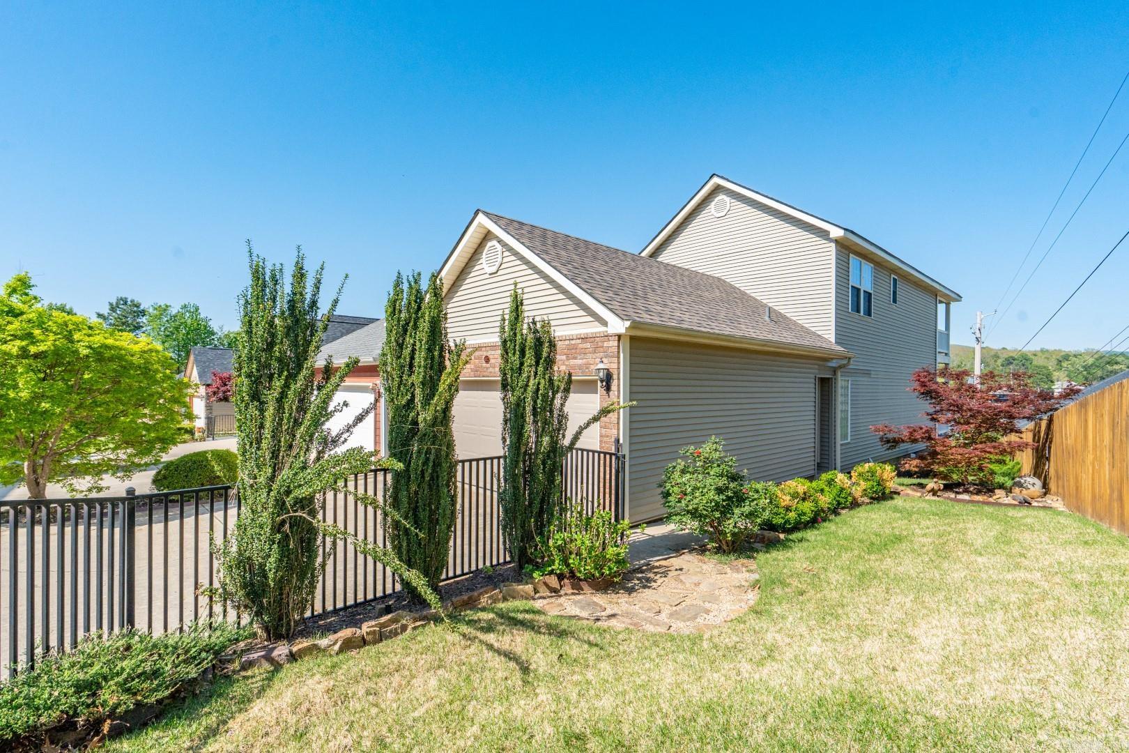 MAJESTIC LAKE VILLAGE TOWNHOMES - Residential
