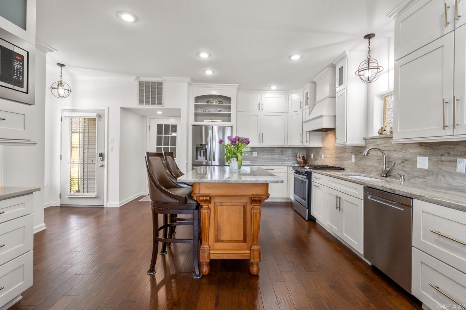 MAJESTIC LAKE VILLAGE TOWNHOMES - Residential