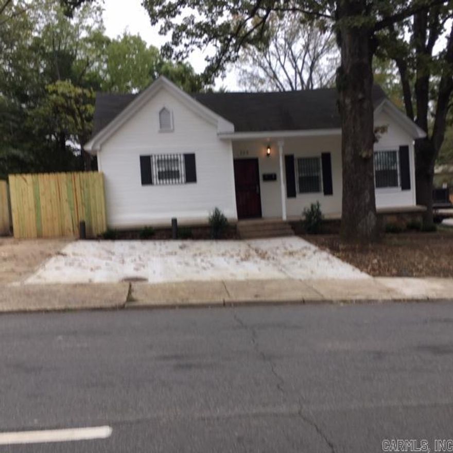 One block from UAMS. Perfect for students or UAMS personnel. Beautifully updated, large rooms, eat in kitchen. Safe neighborhood. Must see to appreciate.