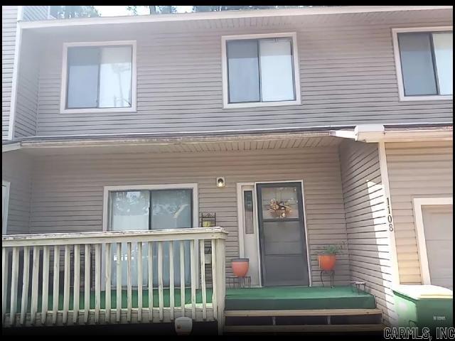 *NORTH LITTLE ROCK* CUTE TOWNHOME IN SCENIC HILL!! This Three Bedroom Two And A Half Bathroom Townhome Features Over 1600 Sqft! Stove Included In Kitchen! Washer And Dryer Hookups! 1 Car Garage For Parking! AVAILABLE MID TO LATE AUGUST 2025!!!