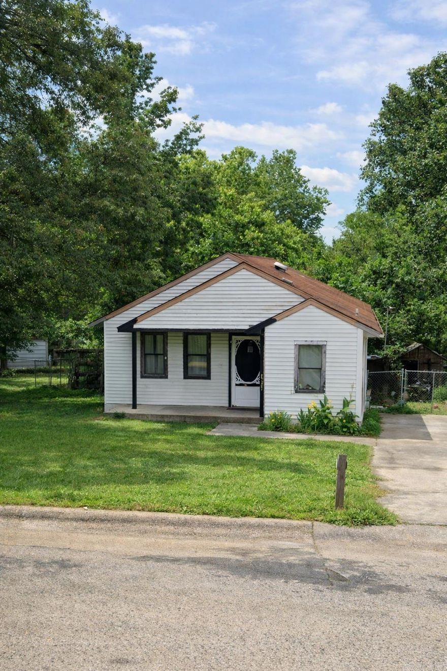 CUTE 3 BEDROOM 1 BATH INVESTOR HOME. QUIET RURAL NEIGHBORHOOD