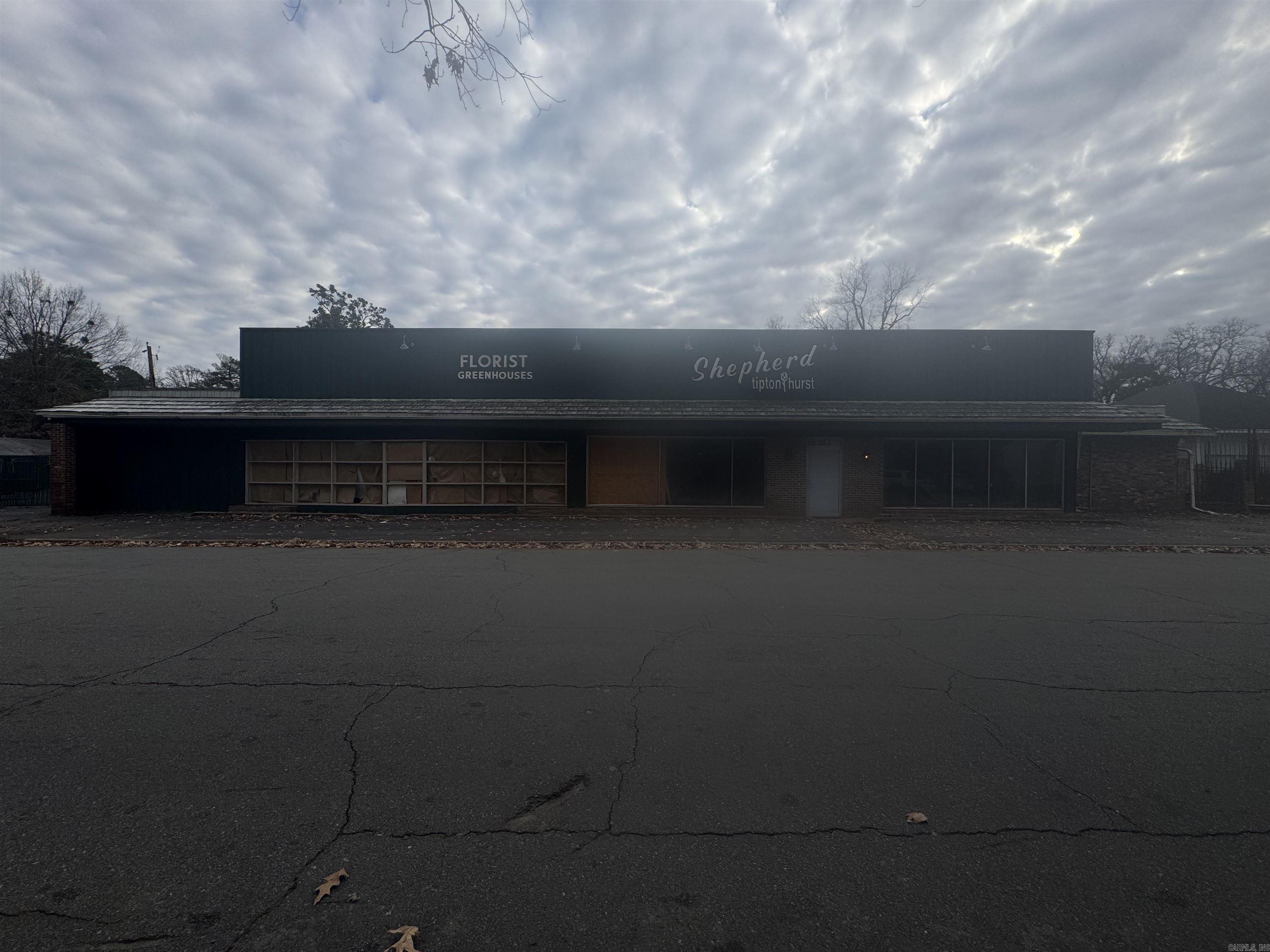 This spacious commercial property is a great opportunity for commercial investors and small-medium sized business owners. With a total building space of 3972 sq ft, and a total land space of 25,718 sq ft this property offers plenty of space for your business needs. Located in the heart of Pine Bluff, this commercial property is perfect for a variety of business ventures. Whether you're looking to start a new business or relocate your current one, this property offers endless possibilities. Contact us today to schedule a showing.
