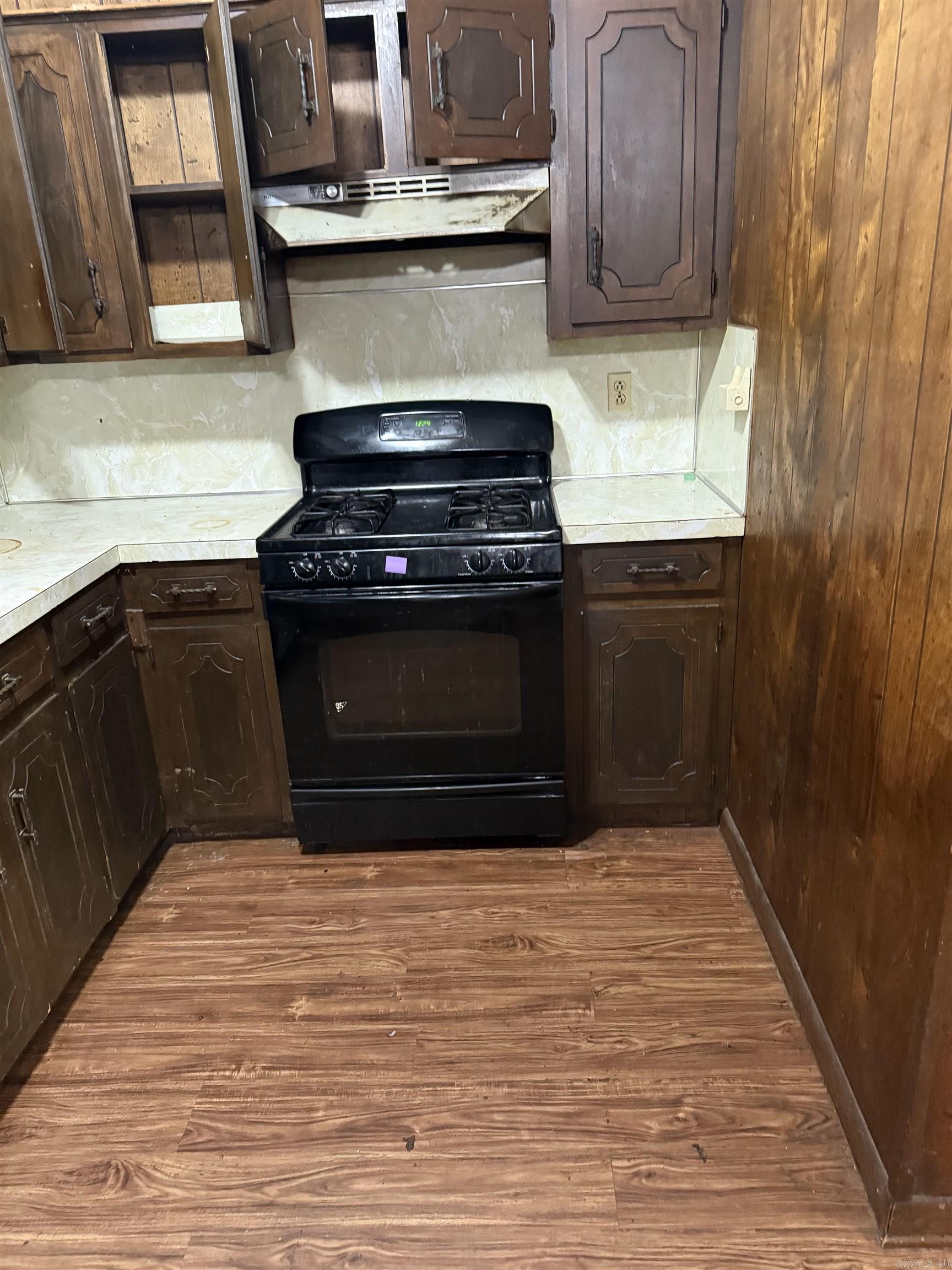 TOWERING OAKS - Residential