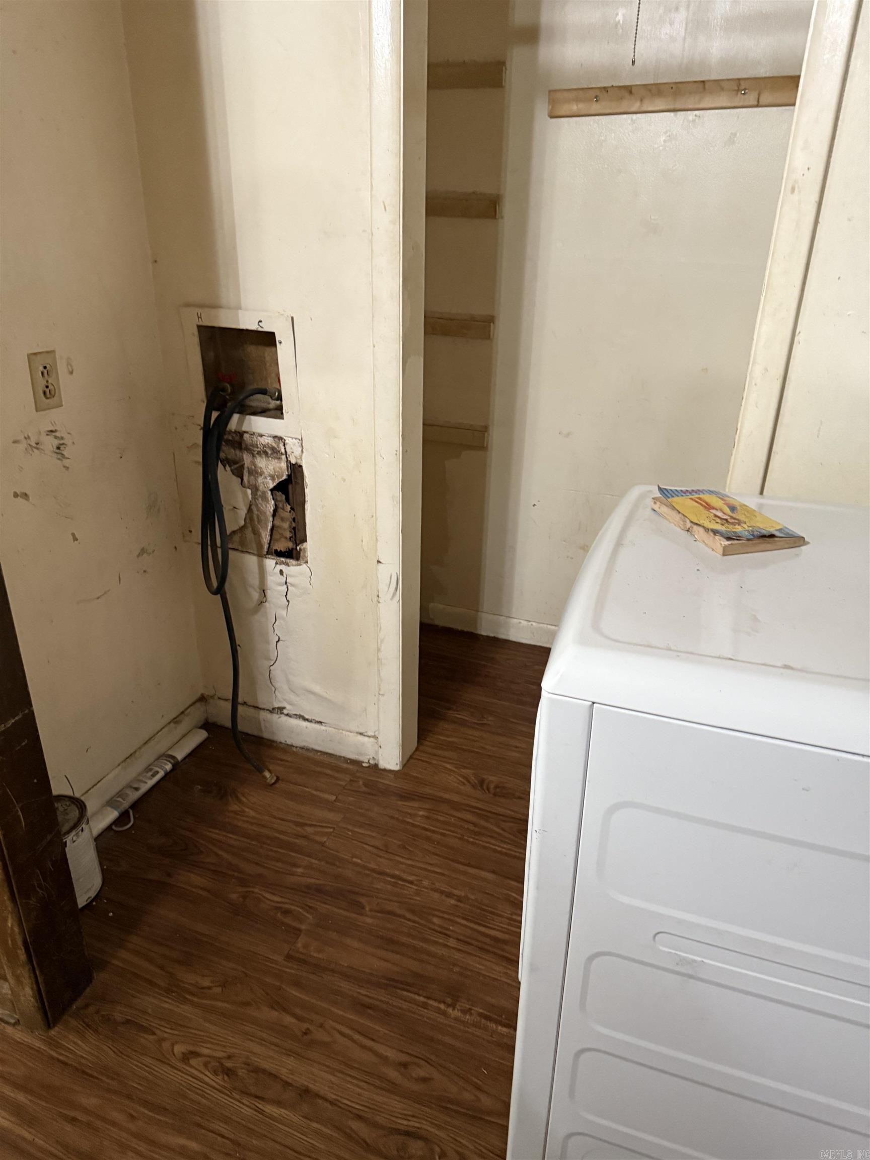 TOWERING OAKS - Residential