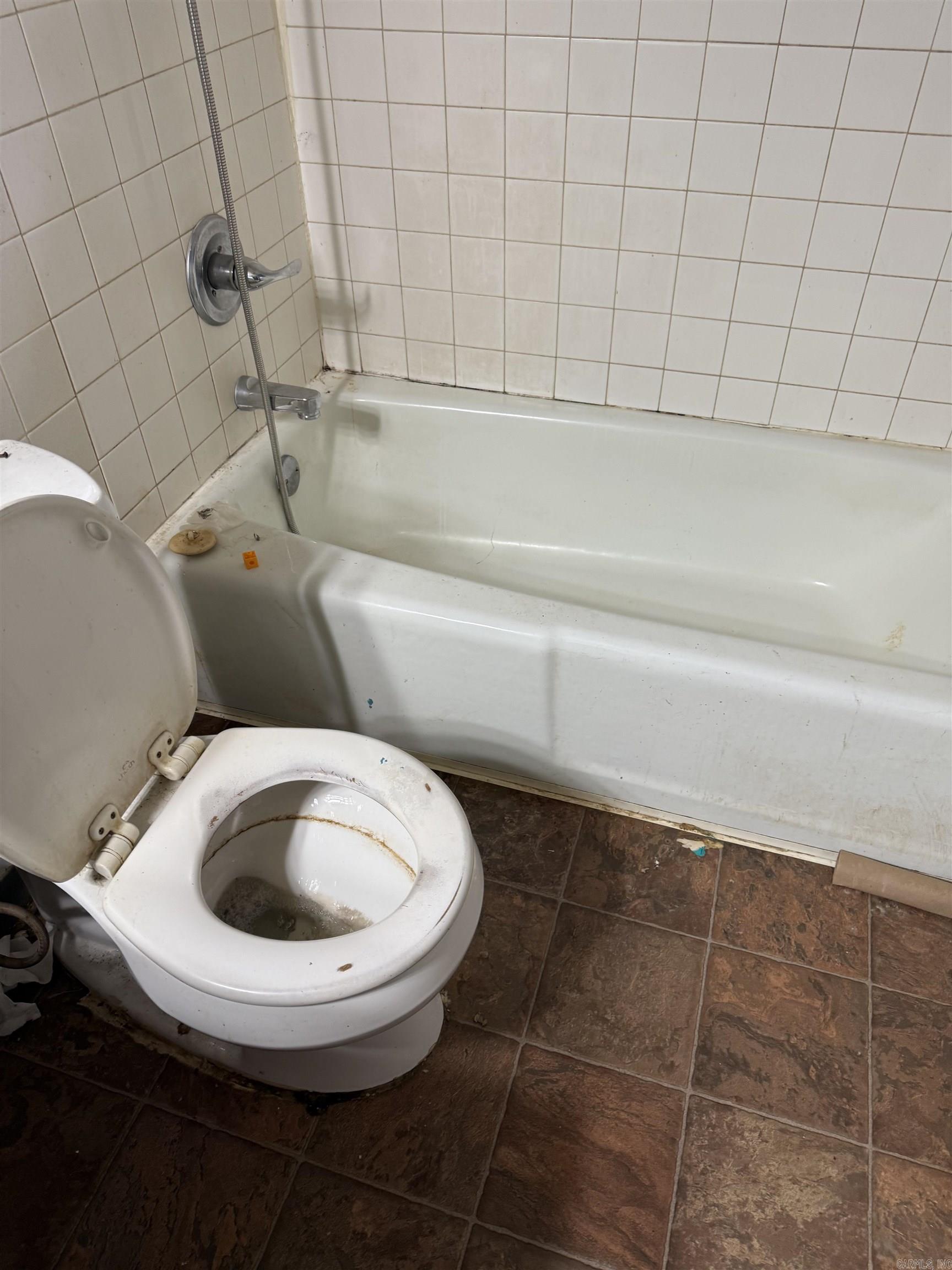 TOWERING OAKS - Residential