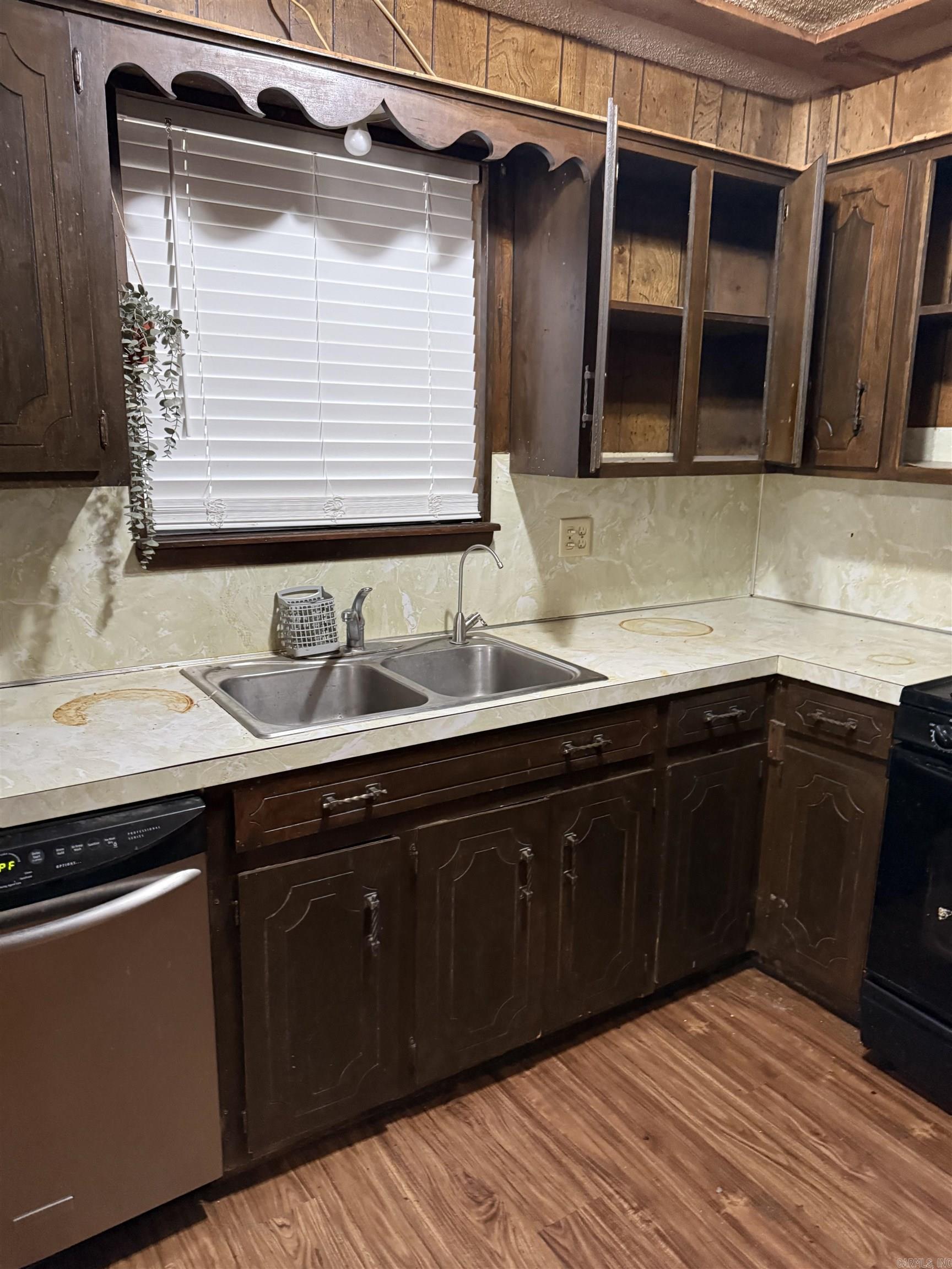 TOWERING OAKS - Residential