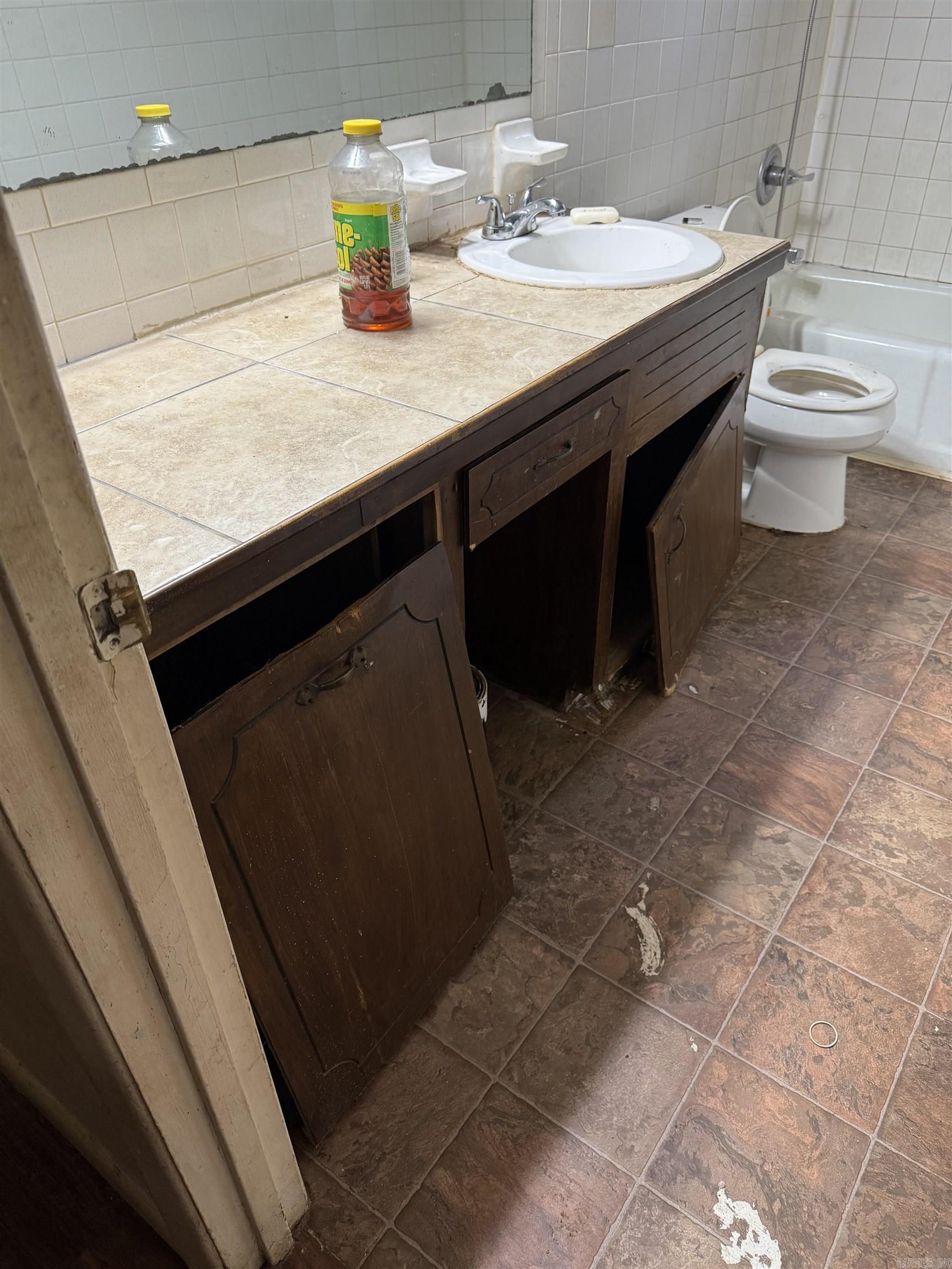 TOWERING OAKS - Residential