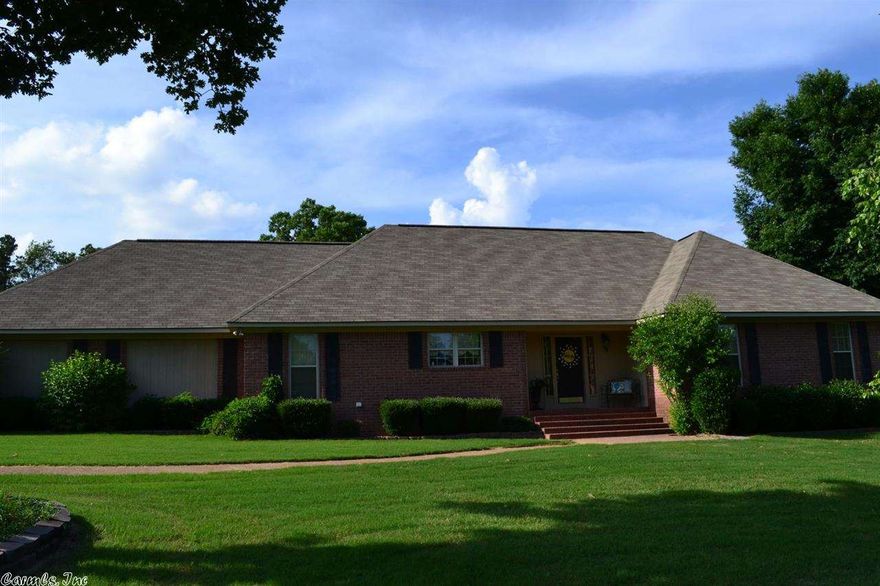 Nestled in the middle of Mtn Aire, this property has been property maintained, well planned floor plan, 2 living rooms, big bathrooms, sunroom, and very modern kitchen. One of the best in the entire area, this home is very comfortable, inviting, and located in one of Heber Springs quietest neighborhoods. Set up your showing today to see what real living is. Call Carl at 501-691-5656