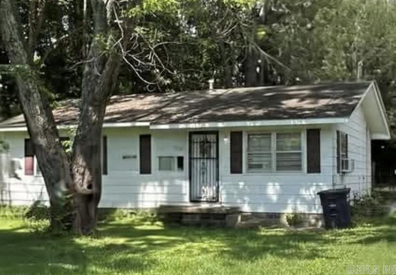 Charming 3 Bedroom Investment Opportunity! Looking for a great investment property? This is it!! This cozy 3 bedroom, 1 bathroom home is perfect for rental income or your own personal project.