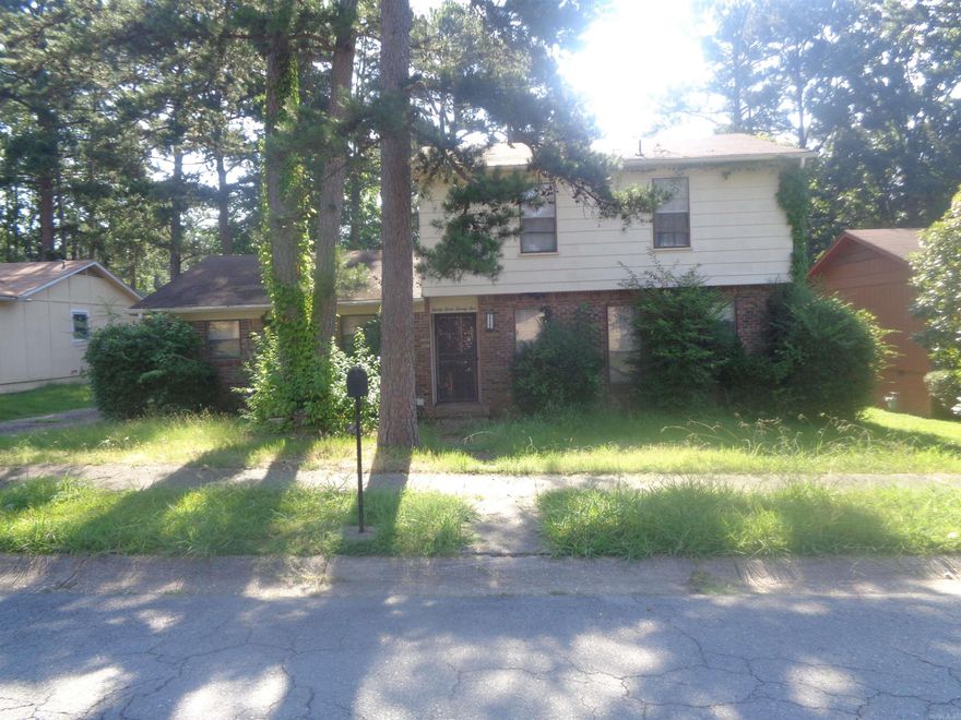 4 bedroom, 3 & 1/2 bath two (2) story home on a large lot. Extremely nice master suite with a large walk-closet, whirlpool tub and separate shower in the bath, a sitting area and fireplace. Guest suite with separate bath and 2 additional bedrooms and hall bath upstairs. All of the bedrooms have walk-in closets. Property needs TLC and is being sold "AS IS". Only cash offers to be considered. Proof of funds to accompany all offers. Shown by appointment only. See Agent Remarks