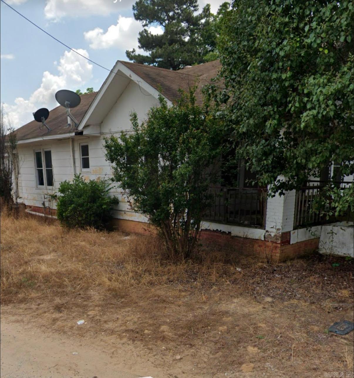 Investment opportunity, this house will need to be completly remodeled and brought up to code or tore down. 3bd 2 ba plenty of potential, nice corner lot.