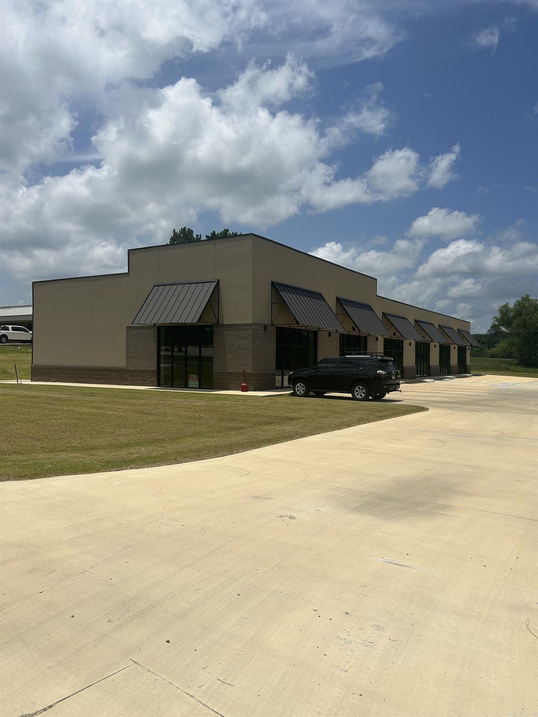 The 2500 sq ft Finished-out unit with furnished bathroom rents for $2,920.00 per month for a 3-5 Year lease. There are other unfinished bays that are 1250 sq ft that rents for $1045.00 per month. These bays you will have to build to suit your needs. These are also 3ā5 year leases.