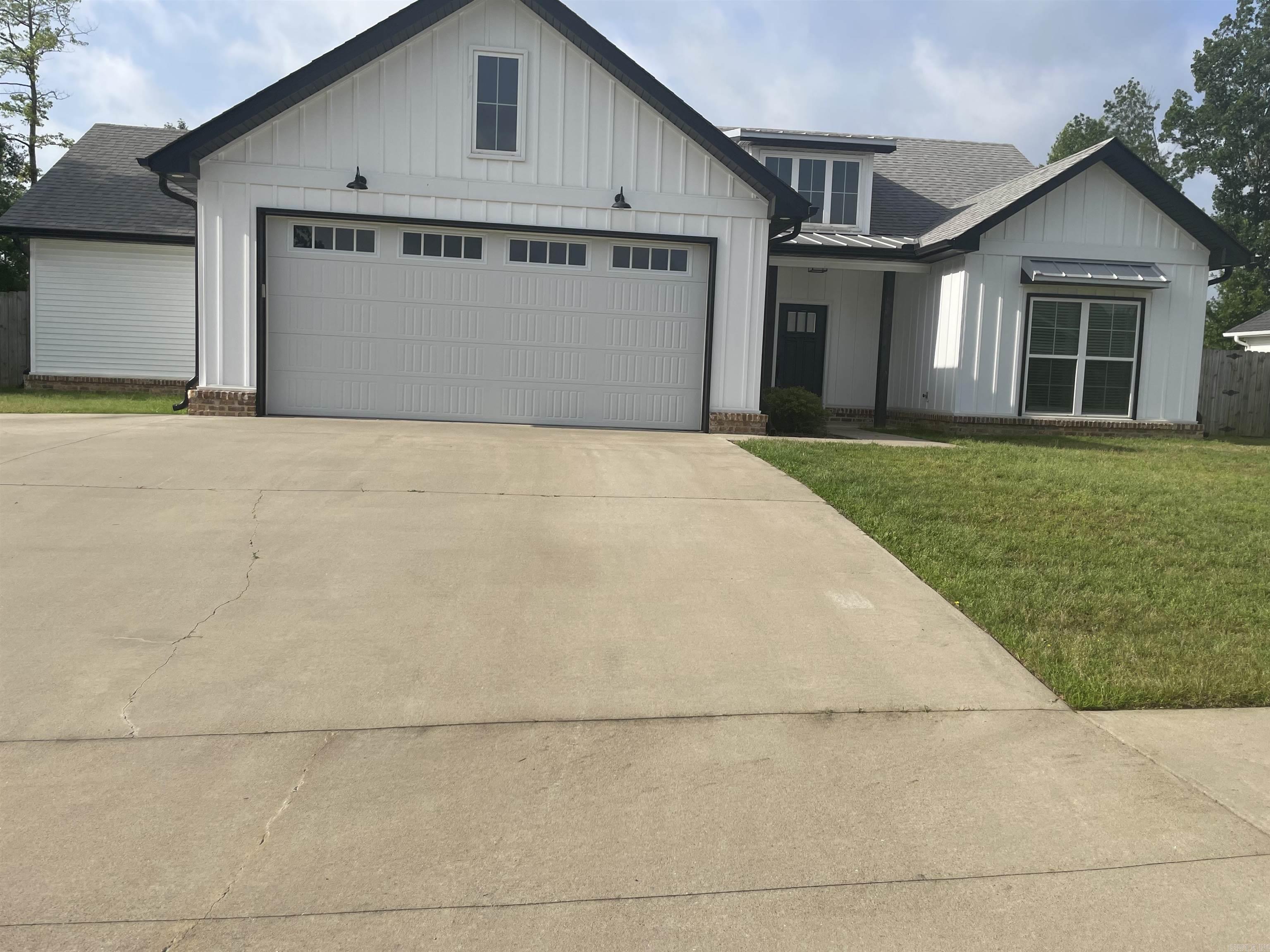 NICE UPDATED HOME. PLEASANT HOME, 3 BEDROOM. 2 1/2 BATHROOM. FULLY FENCED. GREAT FAMILY HOME, LOTS OF SPACE FOR THE FAMILYEVENTS. GREAT NEIGHBORHOOD.
