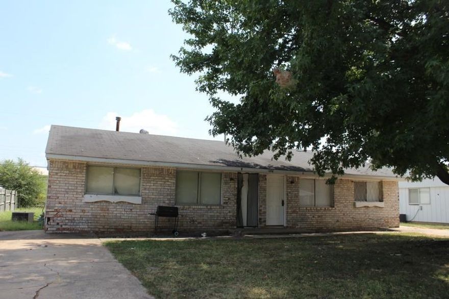 Are you looking for a great investment property? You have found it in these multifamily residences. Each unit has a separate drive, central air, a refrigerator, a storage area and washer and dryer hookups. You must see these fantastic investment opportunities!