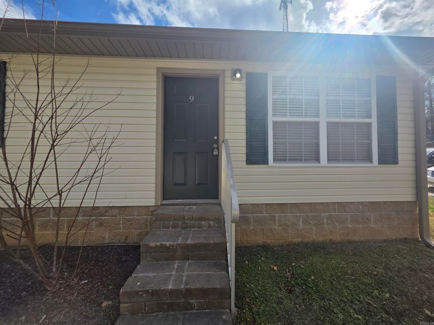 This Cozy 2 bedroom/ 1 bathroom Duplex in the HEART of Sheridan is a must see. Perfect for a small family or Roommates.