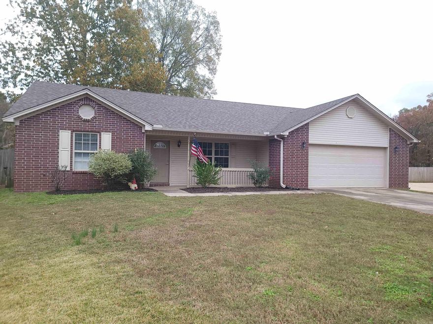 Awesome home in a great neighborhood that sits in the cul-de-sac. Walk in to a spacious living area with high ceilings that opens up to the kitchen and dining room. Kitchen has lots of cabinet space, a pantry and pretty granite countertops.  The large primary bedroom is separate from the guest rooms and has a fantastic ensuite with 2 sinks, a walk in shower and a relaxing jacuzzi tub. The backyard is huge, great for the dogs and kids to play and cookouts. The neighborhood is quiet and so serene at night. Area amenities are close, restaurants, stores, schools and sports complex. Come see this great house to see all it offers! HUGE PRICE REDUCTION!!!! MOTIVATED SELLER!!  DON"T MISS OUT ON THIS GREAT DEAL!!!!    Sq Ft Approx, Measuring encouraged.  Agents see agent remarks.